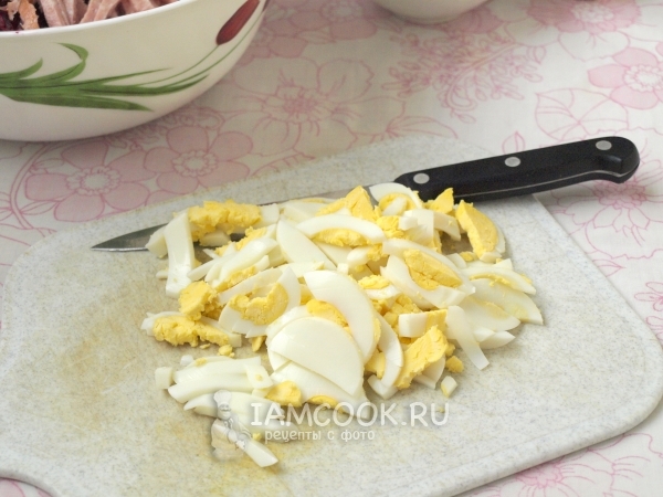 Порезать яйца