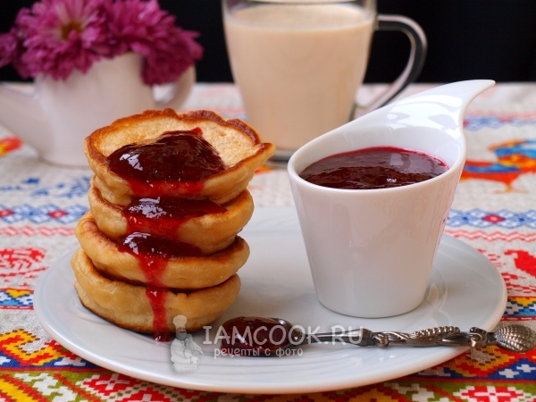 Фото пышных дрожжевых оладий на ряженке