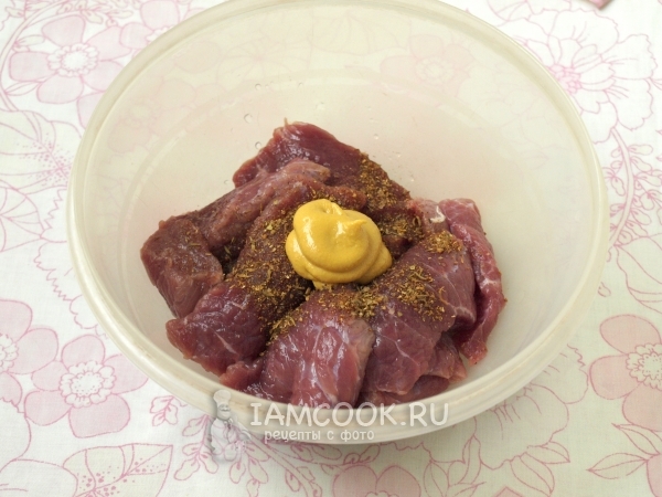 Положить к мясу горчицу и специи