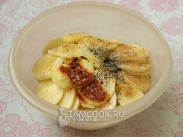 Положить в картофель масло, соль и специи