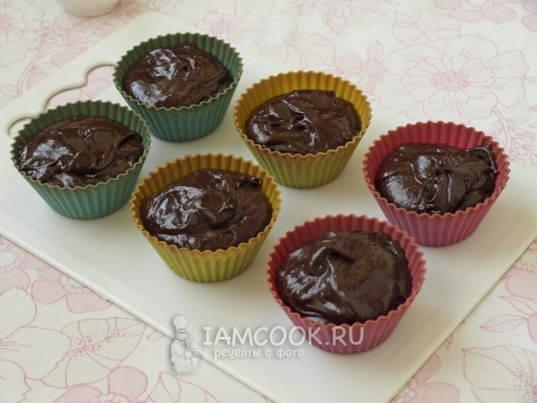 Переложить тесто в формочки