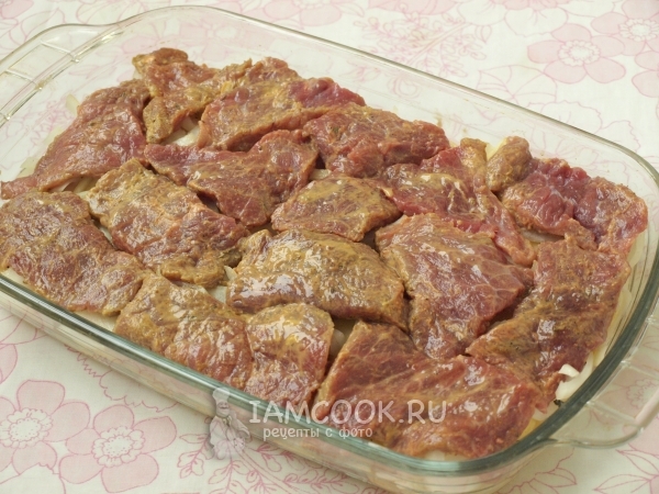 Положить мясо на овощи