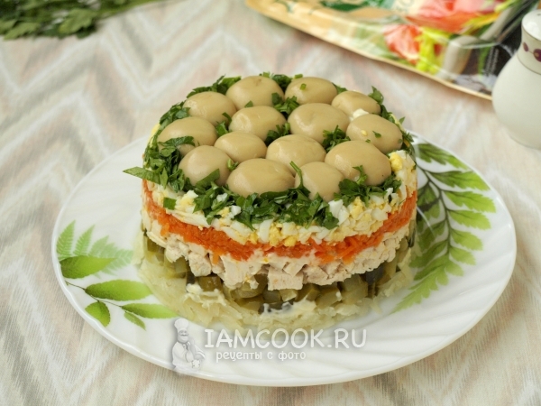 Перевернуть салат на тарелку