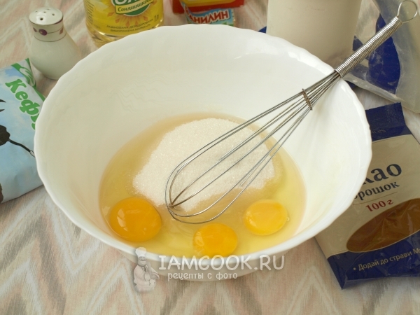 Соединить яйца с сахаром