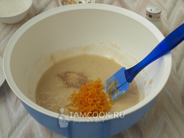 Положить цедру и корицу