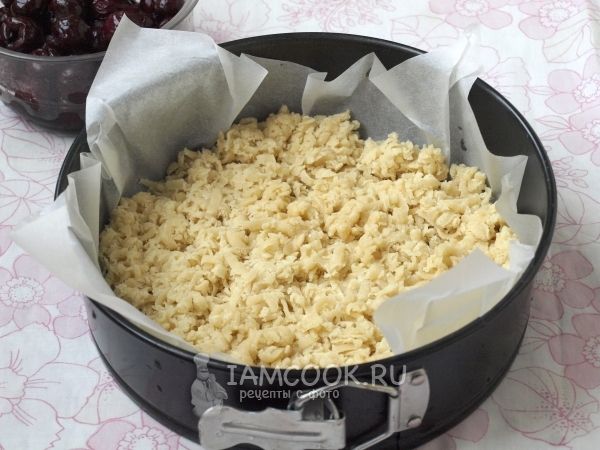 Выложить тесто в форму