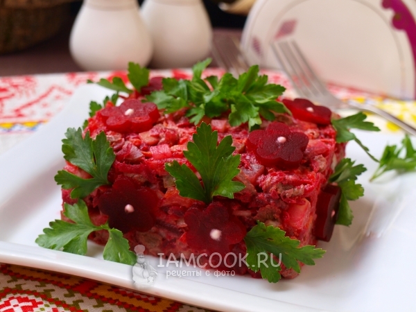 Салат с говядиной, свеклой и морковью