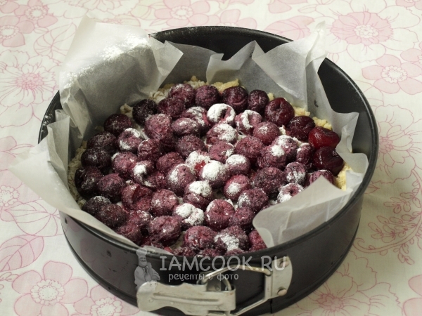 Поверх теста выложить вишню