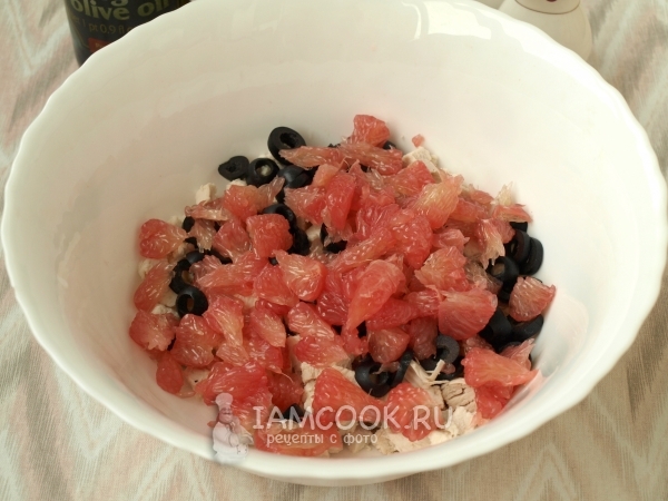 Соединить курицу, маслины и грейпфрут