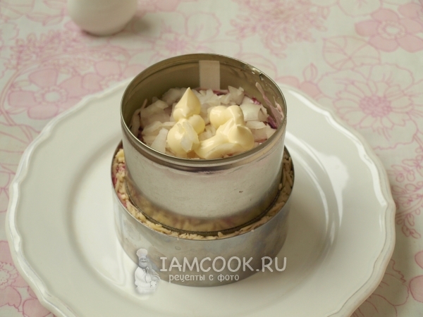 Положить лук и майонез