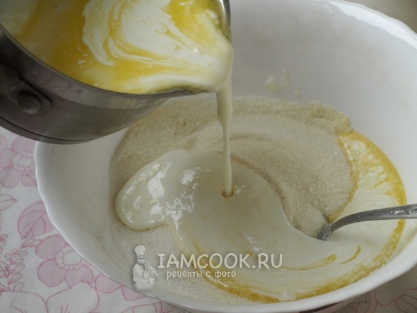 Влить масло и кефир