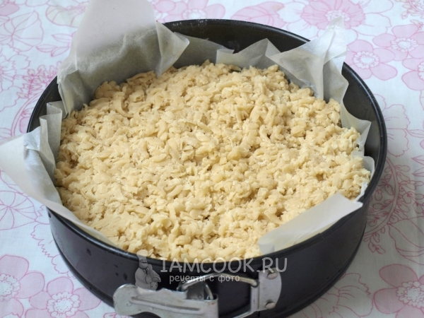 Накрыть вишню крошкой из песочного теста