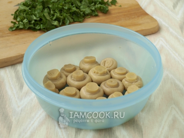 Положить слой грибов