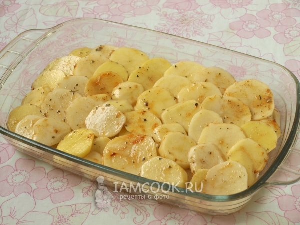 Выложить картофель в форму