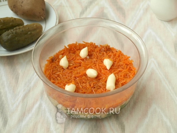 Положить слой моркови с майонезом