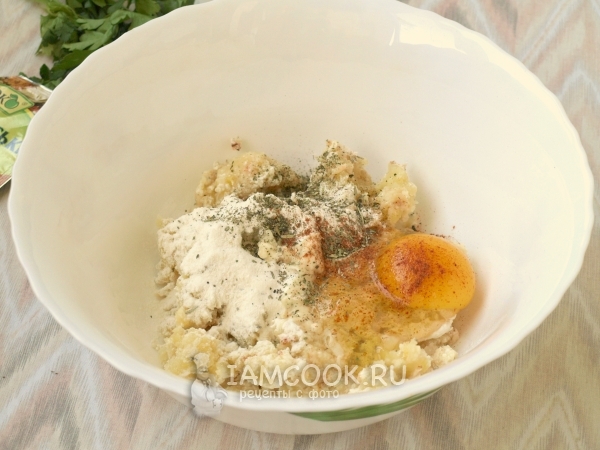 Добавить яйцо, муку и специи