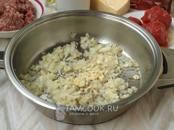 Обжарить лук с чесноком