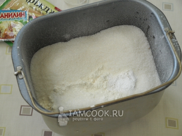 Всыпать муку, сахар и соль