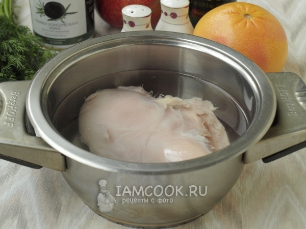 Положить куриное филе в воду