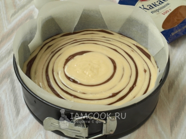 Вылить тесто в форму