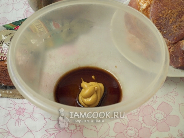 Соединить горчицу и соевый соус