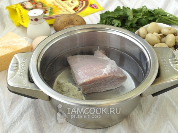 Положить мясо в воду