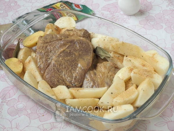 Положить мясо на картофель