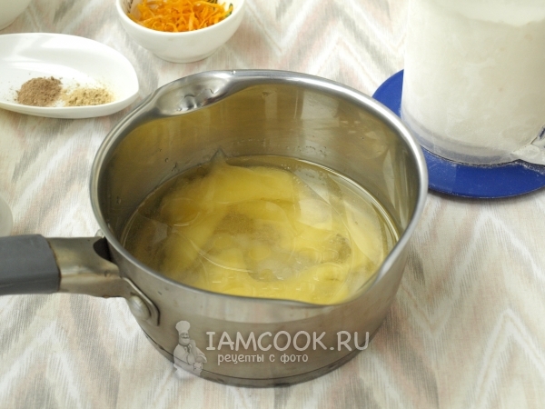 Положить в воду мед, сахар и масло