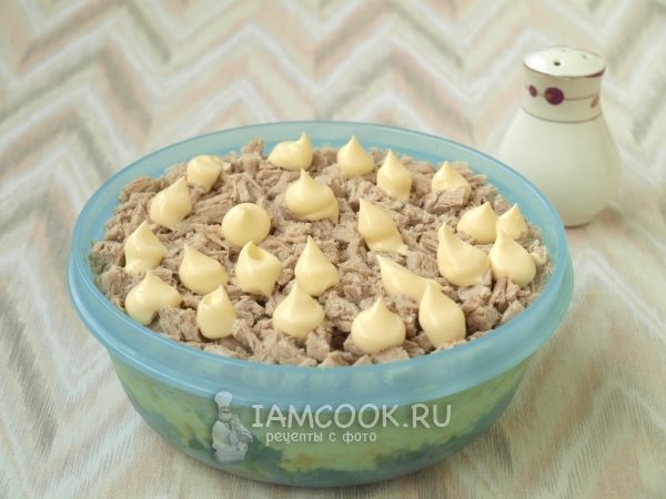 Положить слой мяса с майонезом