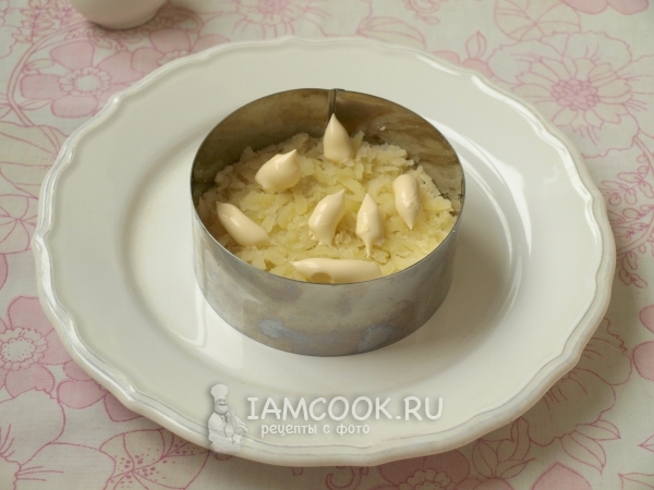 Положить слой картофеля с майонезом