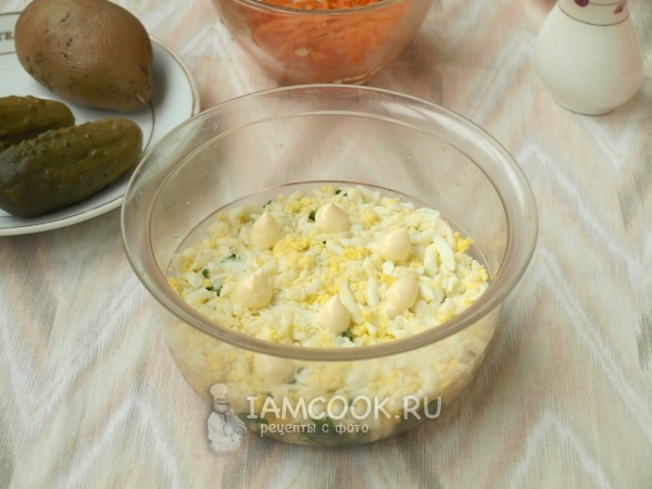 Положить слой яиц с майонезом