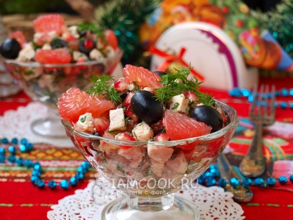 Салат с курицей, грейпфрутом и маслинами