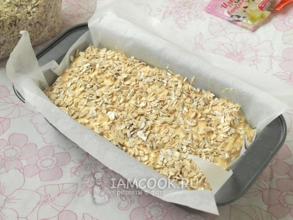 Посыпать овсяными хлопьями
