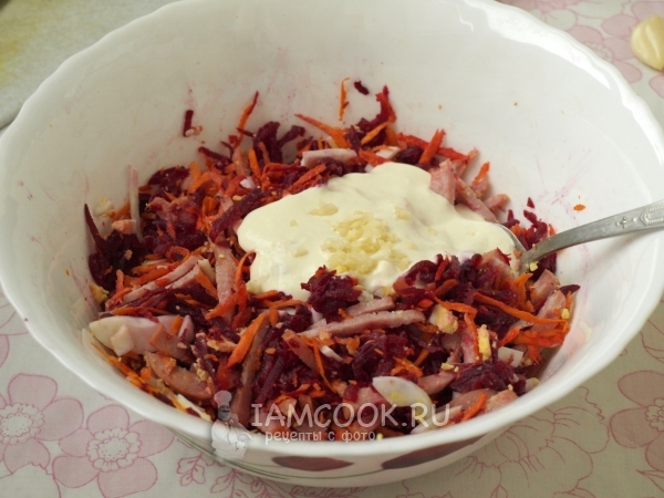 Положить майонез, чеснок и сметану