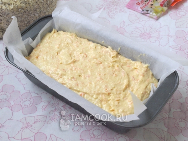 Выложить тесто в форму