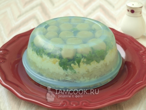 Перевернуть миску с салатом на блюдо