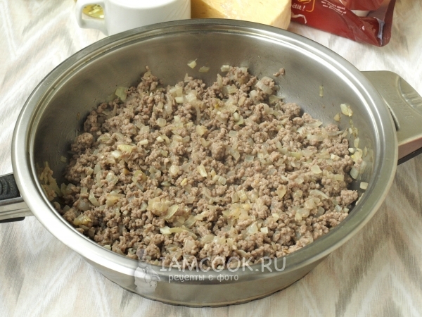 Положить фарш