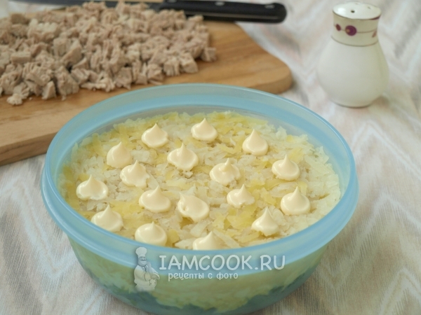 Положить слой картофеля с майонезом