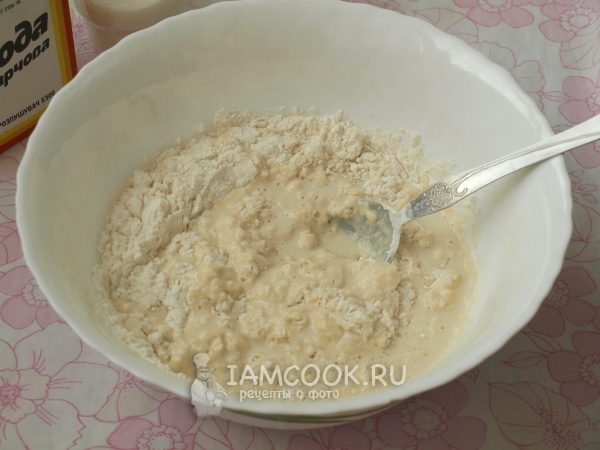 Всыпать в молоко муку