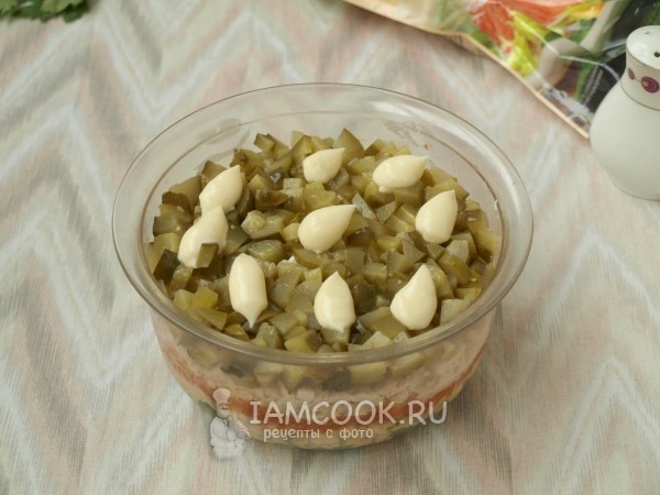 Положить слой огурцов с майонезом