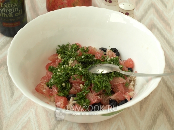 Положить заправку в салат