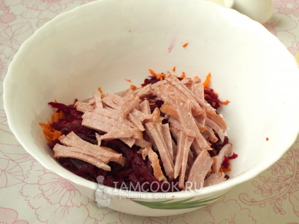 Положить полоски колбасы