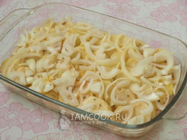 Положить на картофель лук