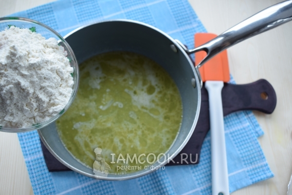 Добавляем муку