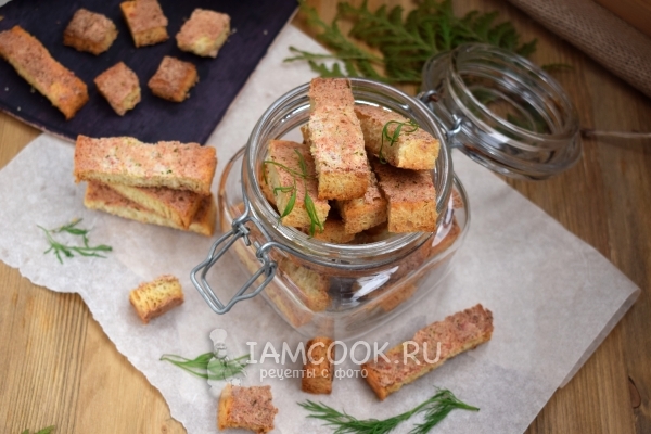 Готовые гренки с крабово-креветочной пастой