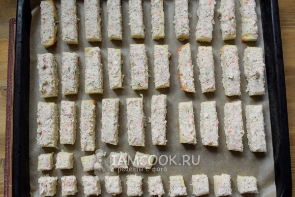 Выложить заготовки на противень