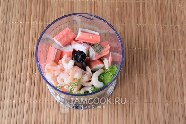 Соединить креветки, крабовые палочки и зелень