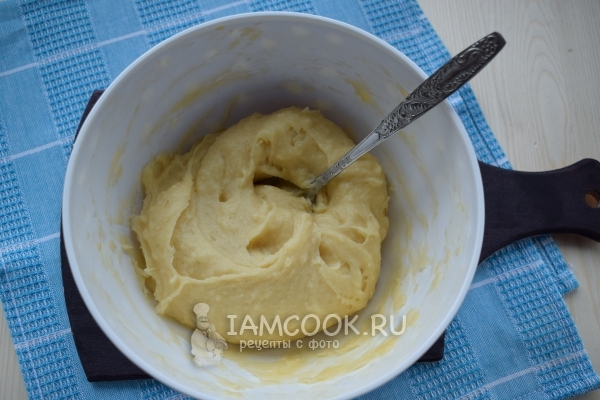 Замешиваем густое тесто