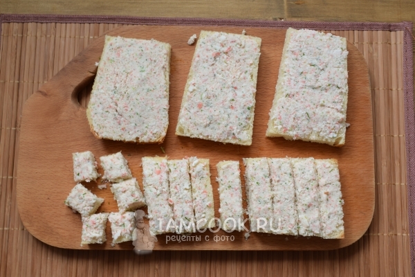 Намазать на хлеб крабовую пасту