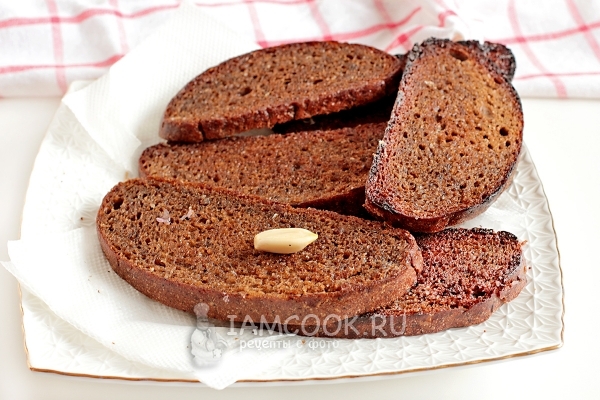 Смазать хлеб чесноком